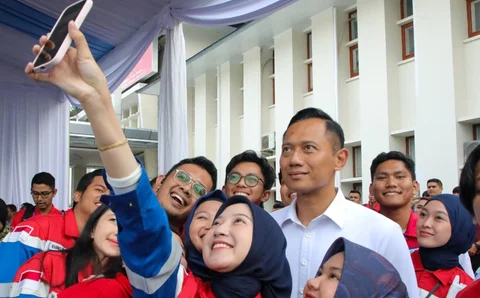 Menko Infrastruktur Agus Harimurti Yudhoyono bersama para pekerja  RDMP Balikpapan, Kalimantan Timur, Senin (12/01/2026).