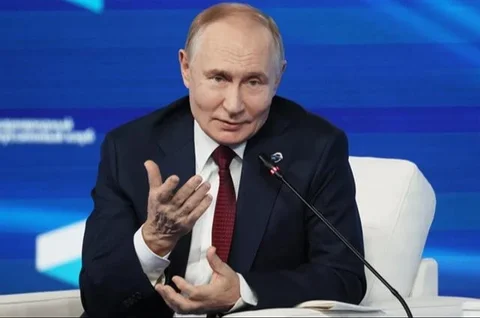 Presiden Rusia Vladimir Putin memimpin rapat Dewan Keamanan di Kremlin, Rusia, Senin (22/9/2025). (Dok. Alexander Kazakov, Sputnik, Foto Pool Kremlin via AP)