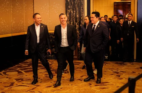 Ketua Umum PSSI Erick Thohir bersama pelatih Timnas Indonesia John Herdman saat konferensi pers perdana di Hotel Mulia, Senayan, Jakarta Pusat, Selasa (13/1/2026)