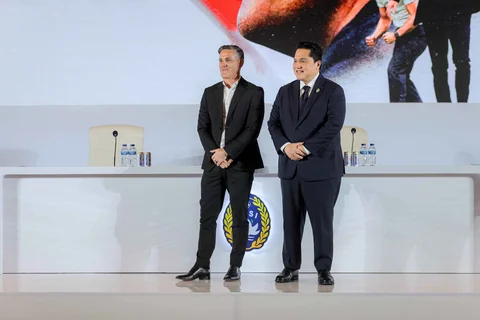 Ketua Umum PSSI Erick Thohir bersama pelatih Timnas Indonesia John Herdman saat konferensi pers perdana di Hotel Mulia, Senayan, Jakarta Pusat, Selasa (13/1/2026)