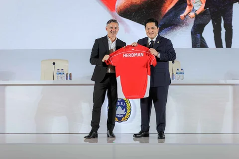 Ketua Umum PSSI Erick Thohir bersama pelatih Timnas Indonesia John Herdman saat konferensi pers perdana di Hotel Mulia, Senayan, Jakarta Pusat, Selasa (13/1/2026)