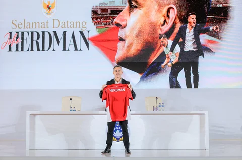 Pelatih Timnas Indonesia John Herdman saat konferensi pers perdana di Hotel Mulia, Senayan, Jakarta Pusat, Selasa (13/1/2026)