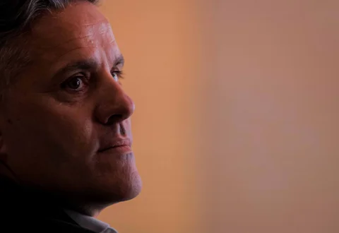 Pelatih Timnas Indonesia John Herdman saat konferensi pers perdana di Hotel Mulia, Senayan, Jakarta Pusat, Selasa (13/1/2026)