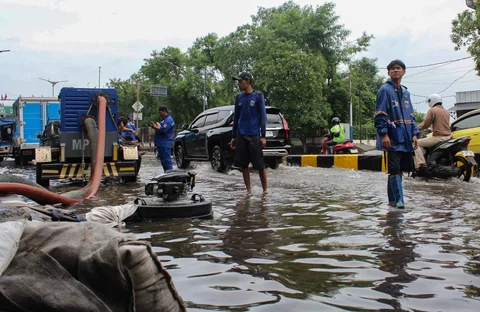 Petugas Dinas Sumber Daya Air (SDA) DKI Jakarta melakukan pemompaan air untuk menanggulangi sisa banjir di depan Jalan Mangga Dua Square, Jakarta Utara, Selasa (13/01/2026