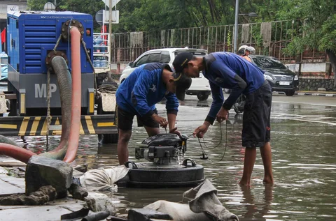 Petugas Dinas Sumber Daya Air (SDA) DKI Jakarta melakukan pemompaan air untuk menanggulangi sisa banjir di depan Jalan Mangga Dua Square, Jakarta Utara, Selasa (13/01/2026