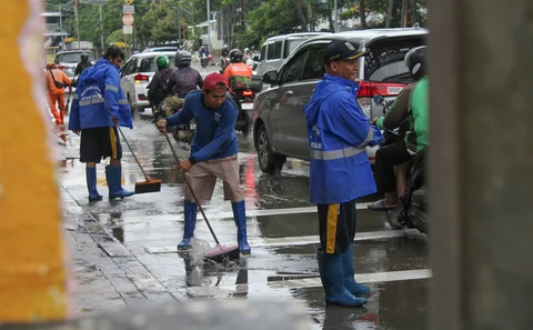 Petugas Dinas Sumber Daya Air (SDA) DKI Jakarta melakukan pembersihan lumpur sisa banjir  di depan Jalan Mangga Dua Square, Jakarta Utara, Selasa (13/01/2026