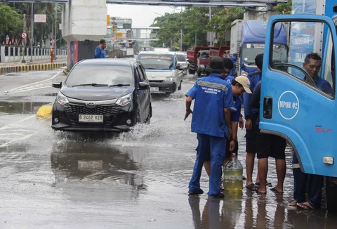 Petugas Dinas Sumber Daya Air (SDA) DKI Jakarta melakukan pemompaan air untuk menanggulangi sisa banjir di depan Jalan Mangga Dua Square, Jakarta Utara, Selasa (13/01/2026
