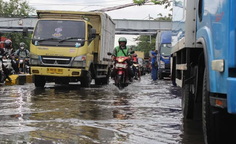 Petugas Dinas Sumber Daya Air (SDA) DKI Jakarta melakukan pemompaan air untuk menanggulangi sisa banjir di depan Jalan Mangga Dua Square, Jakarta Utara, Selasa (13/01/2026