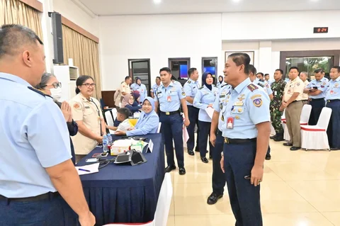 Panglima Koops Udara Nasional Marsdya TNI Minggit Tribowo meninjau langsung pelaksanaan kegiatan donor darah di Markas Koopsudnas, Halim Perdanakusuma, Jakarta, Selasa (13/01/2026).