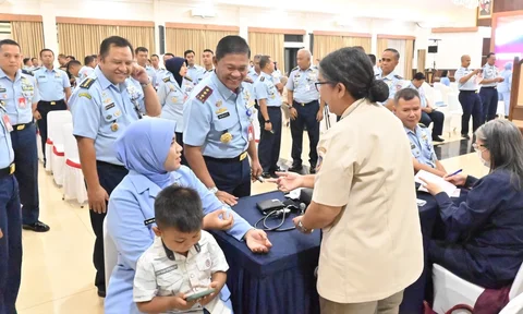 Panglima Koops Udara Nasional Marsdya TNI Minggit Tribowo meninjau langsung pelaksanaan kegiatan donor darah di Markas Koopsudnas, Halim Perdanakusuma, Jakarta, Selasa (13/01/2026).