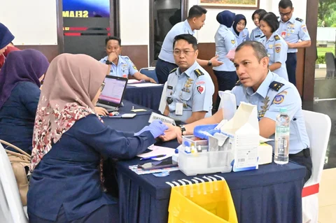 Pelaksanaan kegiatan donor darah di Markas Koopsudnas, Halim Perdanakusuma, Jakarta, Selasa (13/01/2026).