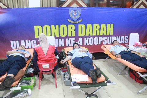 Pelaksanaan kegiatan donor darah di Markas Koopsudnas, Halim Perdanakusuma, Jakarta, Selasa (13/01/2026).