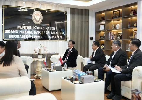 menko yusril bertemu dubes filipina