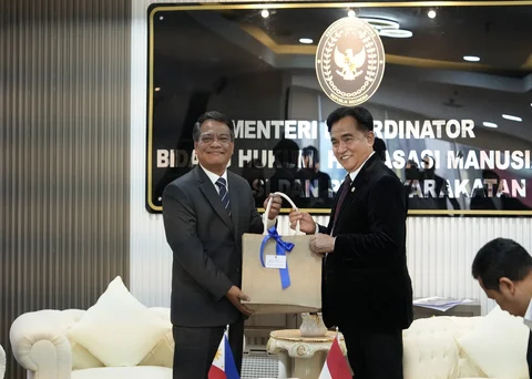 menko yusril bertemu dubes filipina