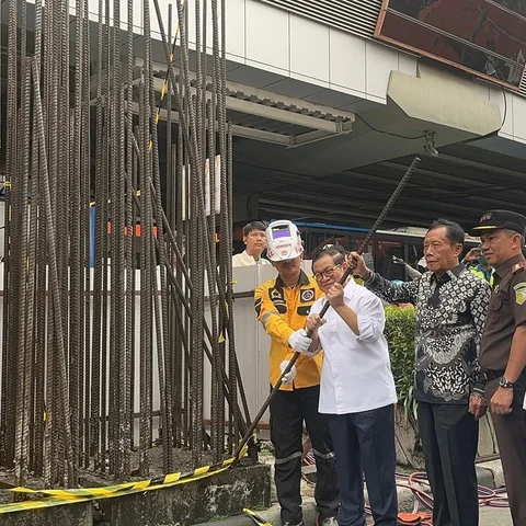 Pembongkaran Tiang Monorel Mangkrak