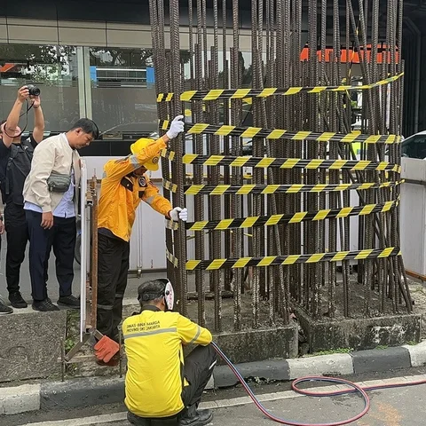 Pembongkaran Tiang Monorel Mangkrak