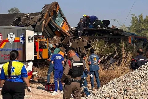 Pekerja bantuan mengevakuasi lokasi setelah derek konstruksi jatuh menimpa kereta penumpang di Provinsi Nakhon Ratchasima, Thailand, Rabu  (14/01/2025).