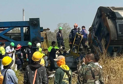 Pekerja bantuan mengevakuasi lokasi setelah derek konstruksi jatuh menimpa kereta penumpang di Provinsi Nakhon Ratchasima, Thailand, Rabu  (14/01/2025).