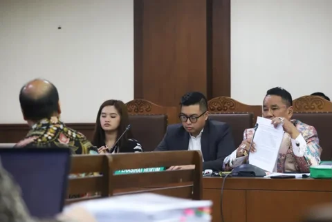 Mantan Kepala PPATK Yunus Husein menjelaskan mekanisme penerbitan surat berharga bank dalam sidang gugatan CMNP di Pengadilan Negeri Jakarta Pusat, Rabu (14/01/2025).