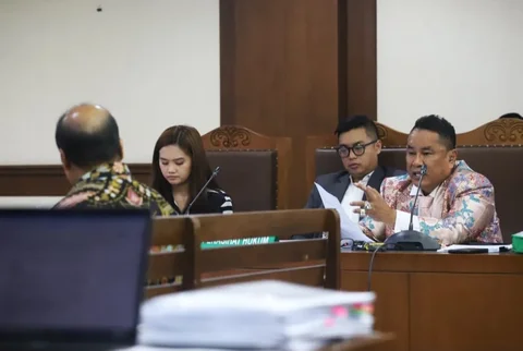Mantan Kepala PPATK Yunus Husein menjelaskan mekanisme penerbitan surat berharga bank dalam sidang gugatan CMNP di Pengadilan Negeri Jakarta Pusat, Rabu (14/01/2025).