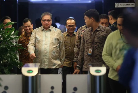 Menteri Koordinator (Menko) Bidang Perekonomian, Airlangga Hartarto menyambangi Gedung Merah Putih Komisi Pemberantasan Korupsi (KPK), Jakarta, Rabu (14/02/2026).