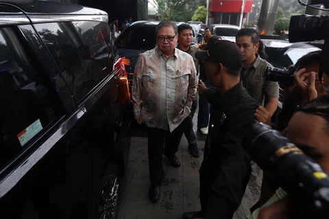 Menteri Koordinator (Menko) Bidang Perekonomian, Airlangga Hartarto menyambangi Gedung Merah Putih Komisi Pemberantasan Korupsi (KPK), Jakarta, Rabu (14/02/2026).