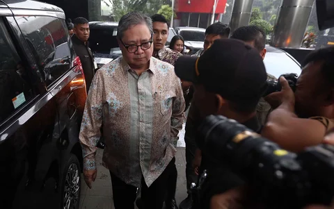 Menteri Koordinator (Menko) Bidang Perekonomian, Airlangga Hartarto menyambangi Gedung Merah Putih Komisi Pemberantasan Korupsi (KPK), Jakarta, Rabu (14/02/2026).