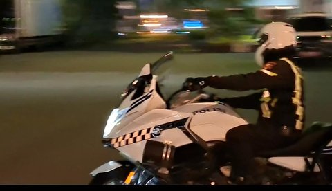 Malam-Malam, Mendiktisaintek Sambangi Istana Naik Motor Patwal: Maaf Ya