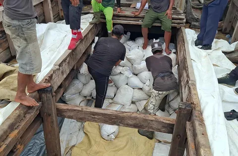 Kapal nelayan yang diamankan saat upaya penyelundupan bijih timah ilegal di Perairan Timur Selat Bangka, Kepulauan Bangka Belitung. Rabu (14/01/2026).