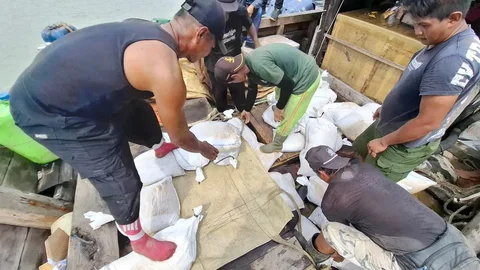Kapal nelayan yang diamankan saat upaya penyelundupan bijih timah ilegal di Perairan Timur Selat Bangka, Kepulauan Bangka Belitung. Rabu (14/01/2026).