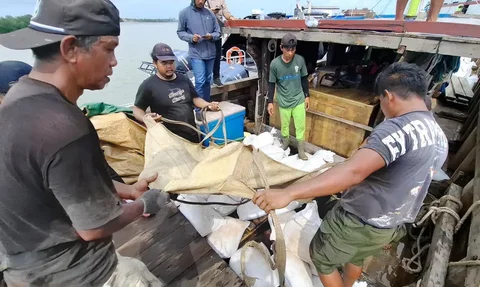 Kapal nelayan yang diamankan saat upaya penyelundupan bijih timah ilegal di Perairan Timur Selat Bangka, Kepulauan Bangka Belitung. Rabu (14/01/2026).