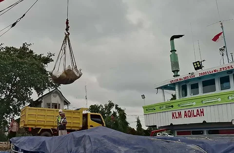 Kapal nelayan yang diamankan saat upaya penyelundupan bijih timah ilegal di Perairan Timur Selat Bangka, Kepulauan Bangka Belitung. Rabu (14/01/2026).
