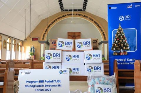 BRI Peduli salurkan bantuan sembako bagi warga Paroki Santa Melania Bandung saat perayaan Natal