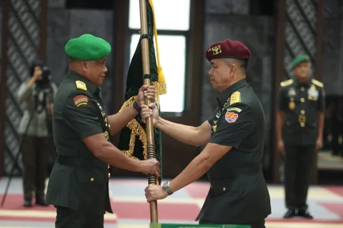 Wakil Kepala Staf Angkatan Darat Letjen TNI Muhammad Saleh Mustafa memimpin serah terima jabatan sejumlah pejabat strategis TNI AD di Markas Besar Angkatan Darat Jakarta Rabu (14/01/2026).