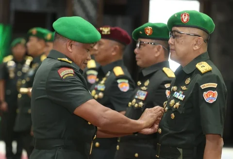Wakil Kepala Staf Angkatan Darat Letjen TNI Muhammad Saleh Mustafa memimpin serah terima jabatan sejumlah pejabat strategis TNI AD di Markas Besar Angkatan Darat Jakarta Rabu (14/01/2026).