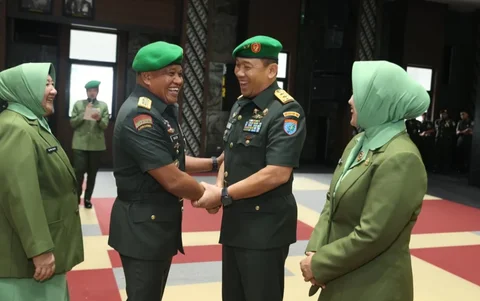 Wakil Kepala Staf Angkatan Darat Letjen TNI Muhammad Saleh Mustafa memimpin serah terima jabatan sejumlah pejabat strategis TNI AD di Markas Besar Angkatan Darat Jakarta Rabu (14/01/2026).