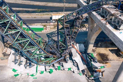 Sebuah derek  konstruksi  roboh di jalan layang Rama 2 Road di provinsi Samut Sakhon, Thailand,  Kamis (15/01/2026).