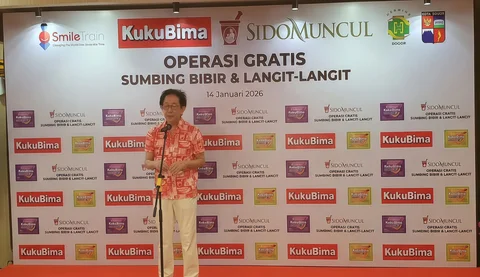 Direktur PT Industri Jamu Dan Farmasi Sido Muncul Tbk, Dr. (H.C.) memberikan kata sambutan kegiatan baksos Operasi Gratis Sumbing Bibir dan Langit-Langit di RS Hermina Bogor.
