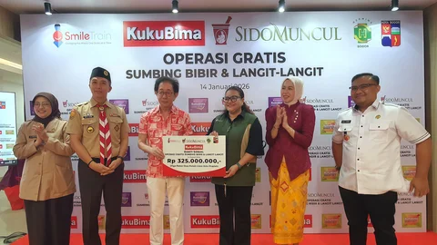 Bantuan secara simbolis sebesar Rp 325 Juta diserahkan oleh Direktur PT Industri Jamu Dan Farmasi Sido Muncul Tbk, Dr. (H.C.) Irwan Hidayat kepada Country Manager and Program Director Indonesia, Smile Train Indonesia, Deasy Larasati.