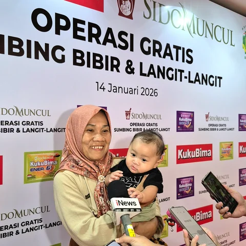 Foto: Nimah dan Cucunya Arasyah Reykinandra yang mendapatkan bantuan operasi gratis sumbing bibir dari Sido Muncul.