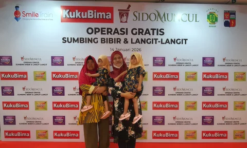 Aini bersama kedua anak kembarnya Afifah dan Aliyah yang mendapatkan bantuan operasi gratis sumbing bibir dari Sido Muncul.