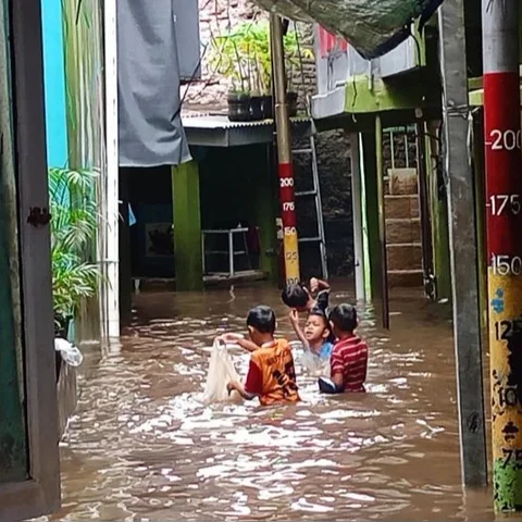 Banjir Jakarta terus meluas hingga Senin malam, merendam 63 RT dan 23 ruas jalan dengan ketinggian air bervariasi. Warga diimbau untuk tetap waspada terhadap dampak cuaca ekstrem.