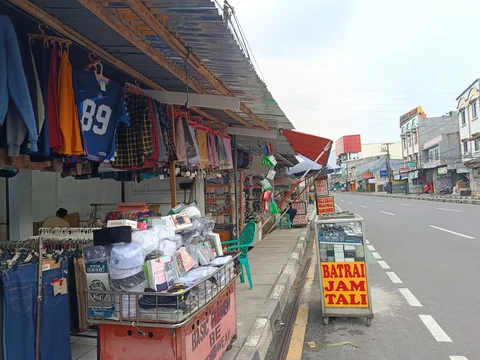 Ketika Langit Depok Menangis, Kantong Pak Yuda Justru Tersenyum Lebar