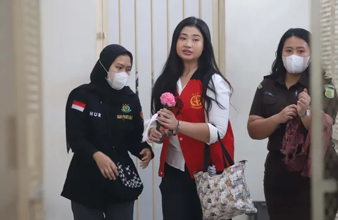 Terdakwa kasus penghasutan pembakaran Gedung Mabes Polri Laras Faizati Khairunnisa sebelum menjalani sidang pembacaan vonis di Pengadilan Negeri Jakarta Selatan, Jakarta, Kamis (15/1/2026).