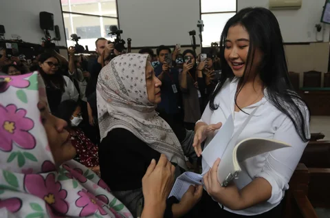 Terdakwa kasus penghasutan pembakaran Gedung Mabes Polri Laras Faizati Khairunnisa usai sidang pembacaan vonis di Pengadilan Negeri Jakarta Selatan, Jakarta, Kamis (15/1/2026).