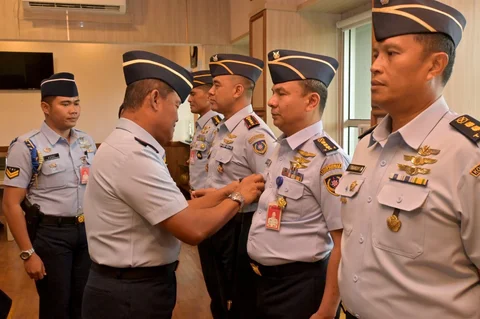 Panglima Koops Udara Nasional Marsdya TNI Minggit Tribowo memimpin serah terima jabatan Komandan Satuan Komunikasi dan Informasi Siber serta Kepala Sekretariat Umum Koopsudnas di Makoopsudnas, Halim Perdanakusuma, Jakarta., Kamis (15/01/2026).