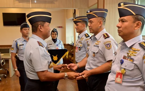 Panglima Koops Udara Nasional Marsdya TNI Minggit Tribowo memimpin serah terima jabatan Komandan Satuan Komunikasi dan Informasi Siber serta Kepala Sekretariat Umum Koopsudnas di Makoopsudnas, Halim Perdanakusuma, Jakarta., Kamis (15/01/2026).