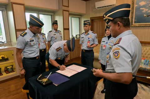 Panglima Koops Udara Nasional Marsdya TNI Minggit Tribowo memimpin serah terima jabatan Komandan Satuan Komunikasi dan Informasi Siber serta Kepala Sekretariat Umum Koopsudnas di Makoopsudnas, Halim Perdanakusuma, Jakarta, Kamis (15/01/2026).
