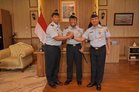 Panglima Koops Udara Nasional Marsdya TNI Minggit Tribowo memimpin serah terima jabatan Komandan Satuan Komunikasi dan Informasi Siber serta Kepala Sekretariat Umum Koopsudnas di Makoopsudnas, Halim Perdanakusuma, Jakarta., Kamis (15/01/2026).