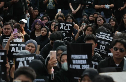 Aktivis Jaringan Solidaritas Korban untuk Keadilan saat mengikuti peringatan 19 tahun Aksi Kamisan di Jalan Medan Merdeka Utara atau di seberang Istana Merdeka, Jakarta, Kamis (15/01/2026).